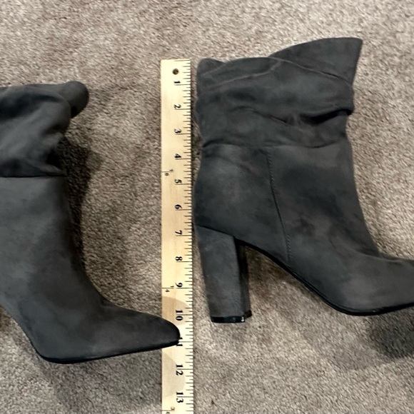 BeBE Charcoal  Gray Suede Heeled Boots- like  NEW - worn once-Size 8 - Picture 6 of 11
